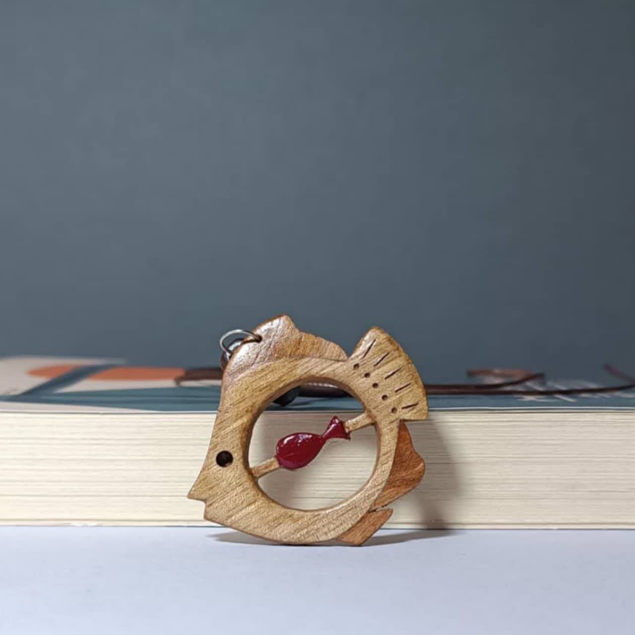 گردنبند طرح ماهی چوب دو رنگ گردو و عناب