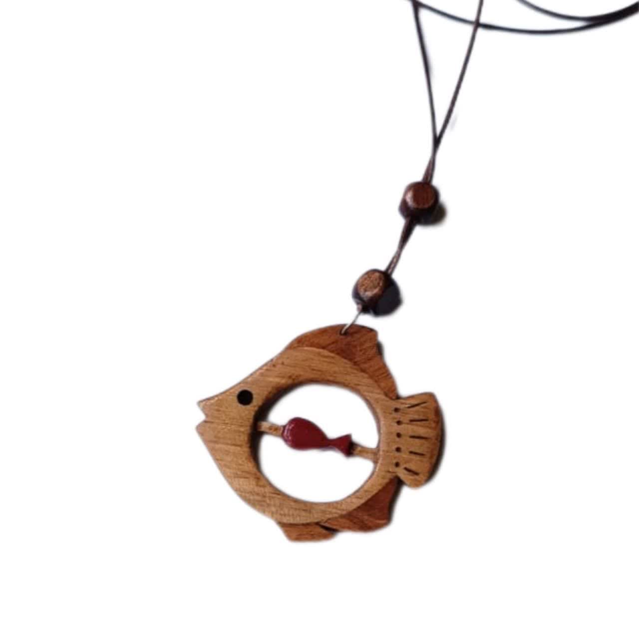 گردنبند طرح ماهی چوب دو رنگ گردو و عناب