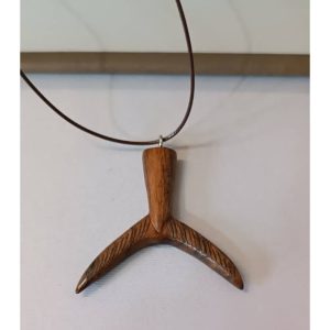 گردنبند ماهیگیری چوبی طرح دم مارلین