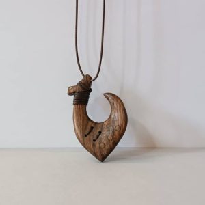 گردنبند قلاب ماهیگیری چوبی طرح خارک