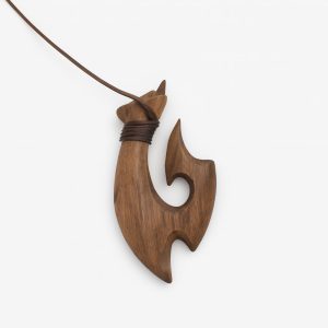 گردنبند قلاب ماهیگیری چوبی طرح هرمزر