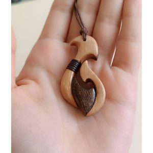 گردنبند قلاب ماهیگیری چوبی دو رنگ طرح فارور