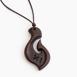 گردنبند قلاب ماهیگیری چوبی طرح ابوموسی